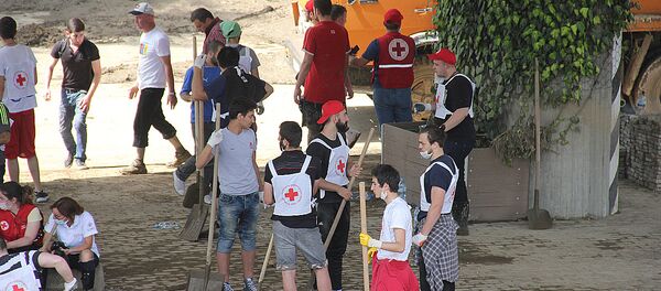 Тысячи людей вышли помочь Тбилиси после наводнения - Sputnik Грузия