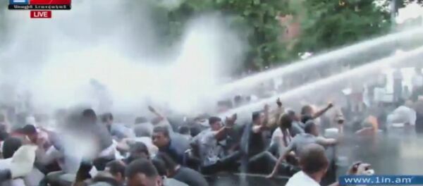 В Ереване водометами разгоняли акцию против роста цен на электричество - Sputnik Грузия