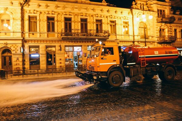 Представители городских служб с 12:00 ночи до 7 утра проводили уборку центральных улиц Тбилиси. - Sputnik Грузия