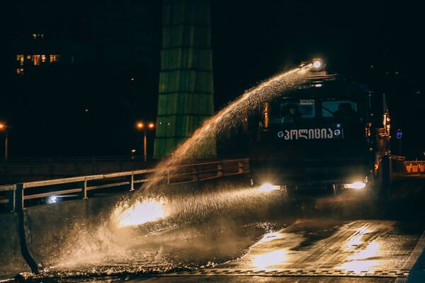 В наведении чистоты на улицах Тбилиси была задействована техника спасателей и МВД Грузии. - Sputnik Грузия