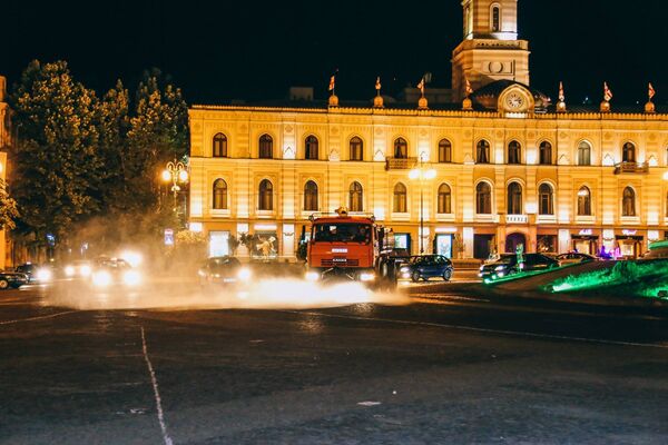 На фото - идет уборка площади Свободы в центре Тбилиси. - Sputnik Грузия