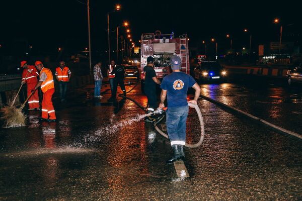 Сотрудники предприятия Тбилсервис групп и службы спасателей убирают Тбилиси. - Sputnik Грузия