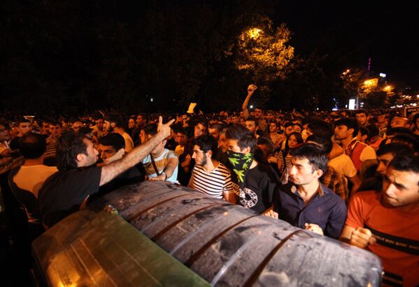 Первый замначальника полиции Армении Унан Погосян предложил митингующим переместиться на площадь Свободы в двухстах метрах от проспекта Баграмяна, но демонстранты отказались. - Sputnik Грузия