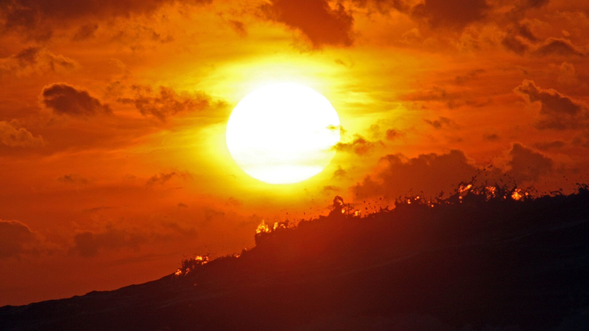Яркое солнце и солнечные лучи. Закат на Балтийском море - Sputnik Грузия, 1920, 01.06.2021