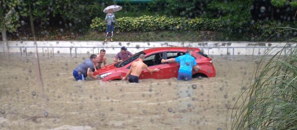 Проливной дождь подтопил улицы Сочи и Адлера - Sputnik Грузия