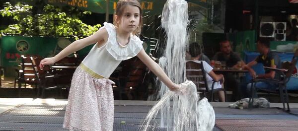 Жители Тбилиси спасаются от сильной жары - Sputnik Грузия