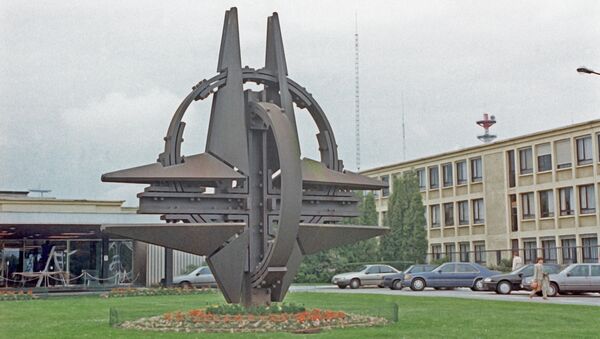 Символ НАТО в Брюсселе - Sputnik Грузия