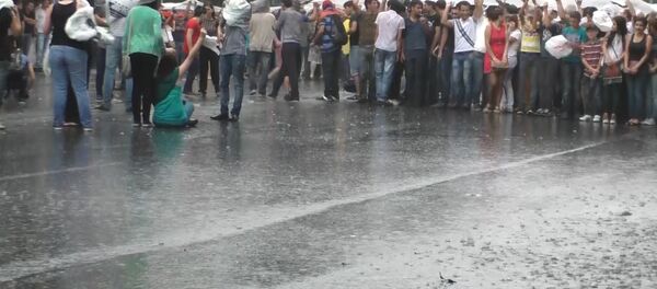 Митингующие ереванцы пели песни и танцевали под дождем во время протестов - Sputnik Грузия