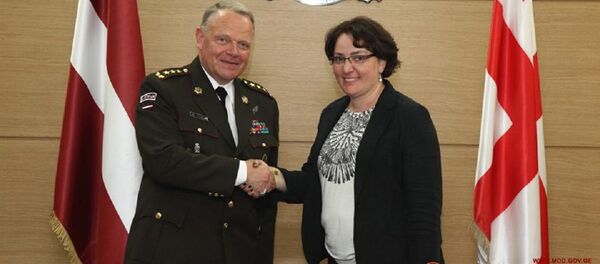 Министр обороны Грузии Тинатин Хидашели и командующий Национальными вооруженными силами Латвии, генерал-лейтенант Раймонд Граубе - Sputnik Грузия