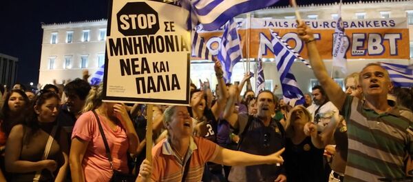 Греки пели и размахивали флагами на митинге против требований кредиторов - Sputnik Грузия