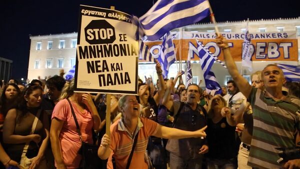 Греки пели и размахивали флагами на митинге против требований кредиторов - Sputnik Грузия