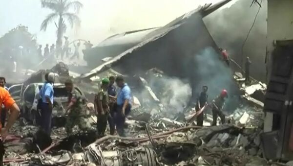 Военный самолет Hercules C-130 рухнул на отель в Индонезии - Sputnik Грузия