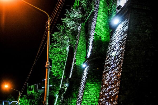 Помимо мостов, скверов и парков специальное освещение установили на скалах в центре Тбилиси по правой и левой набережной Куры. - Sputnik Грузия
