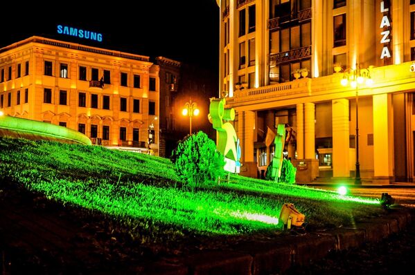 Как сообщает мэрия Тбилиси, специальное освещение было установлено в городских парках и скверах. Также иллюминация установлена на ряде центральных улиц и на мостах через реку Кура. - Sputnik Грузия