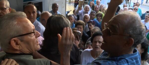 Пенсионеры дрались и стучали в двери банка в очереди за деньгами в Афинах - Sputnik Грузия