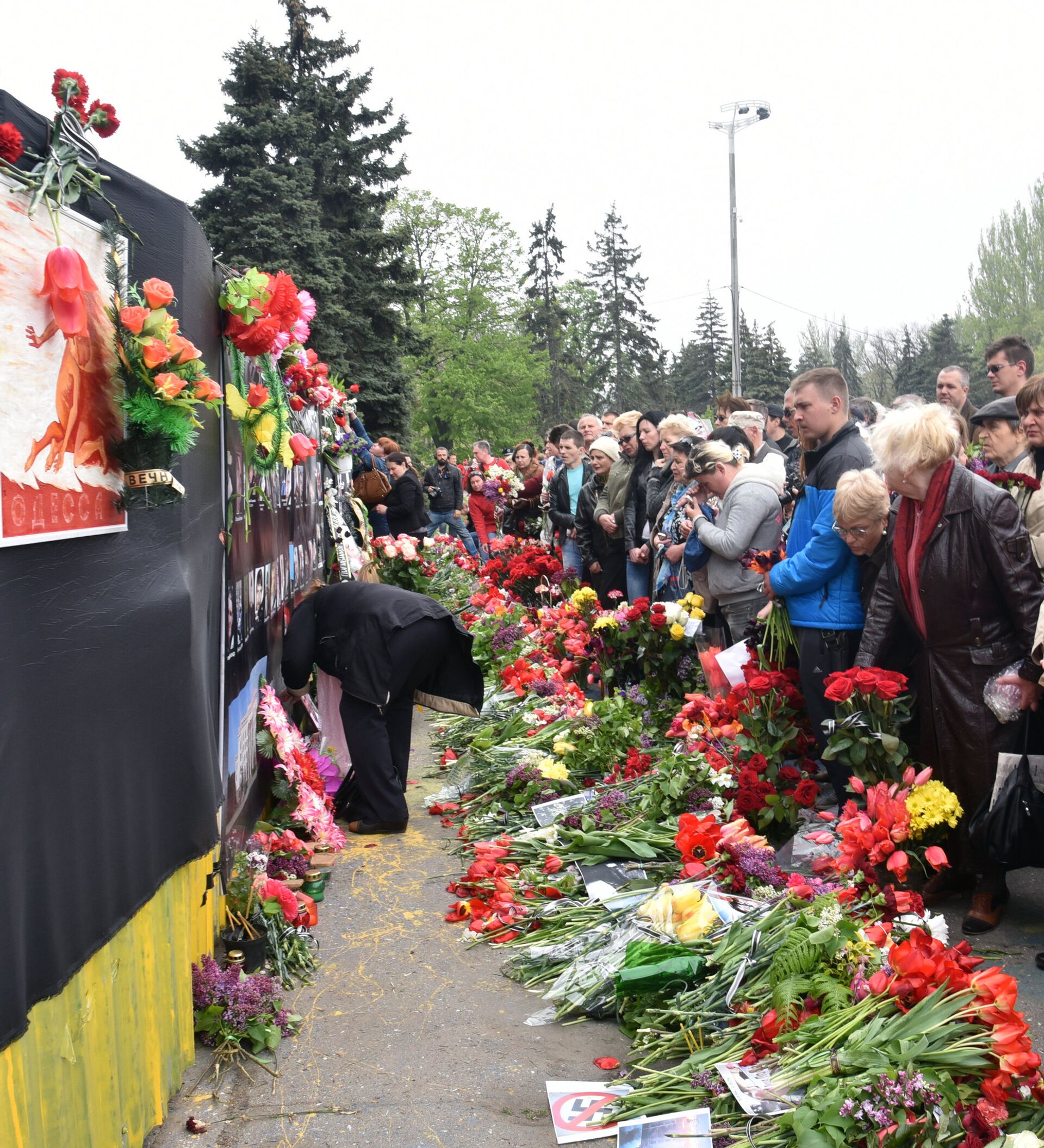 Мужчина 2 мая. Памятник в Одессе жертвам в доме профсоюзов. Памятник жертвам 2 мая. Трагедия в Одессе 2 мая 2014.