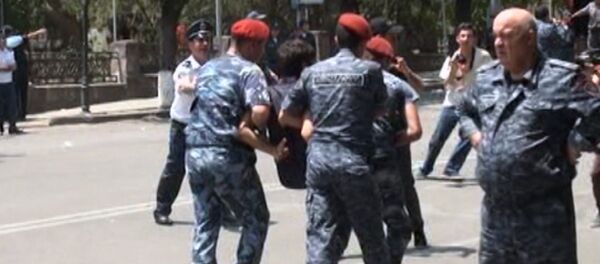 Полицейские на руках выносили задержанных участников протеста в Ереване - Sputnik Грузия