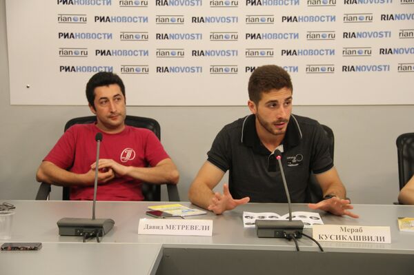 Хореограф Давид Метревели и актер Мераб Кусикашвили Хореограф Давид Метревели и актер Мераб Кусикашвили - Sputnik Грузия