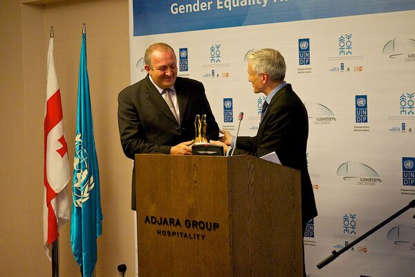 Первая награда была вручена президенту Грузии Георгию Маргвелашвили за его вклад в борьбу за права женщин, и объявление 2015 года в Грузии Годом женщин и гендерного равноправия. - Sputnik Грузия
