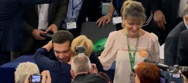 Депутаты Европарламента обнимали премьера Греции и аплодировали ему - Sputnik Грузия