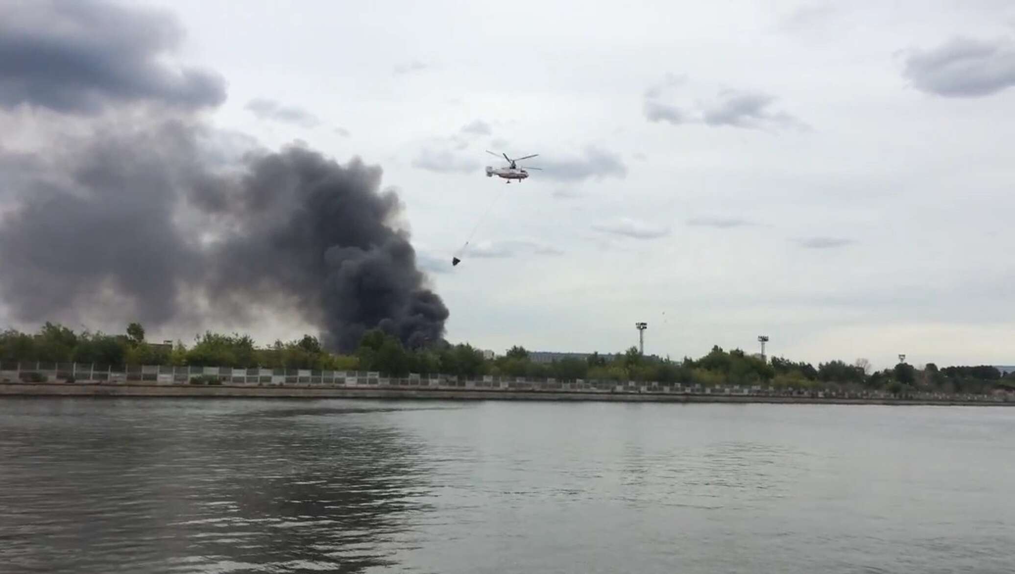 Пожар на Москва реке в Марьино. Пожар на Москве реке в Марьино куча машин и скорых. Пожарный вертолет набирает воду Тюмень видео. Вертолет набирает воду не с Невы.