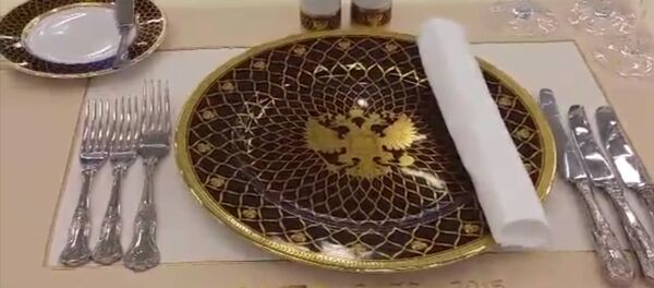 Тарелки с золотым орлом, 3D-экраны и бабочки — зал приема - Sputnik Грузия