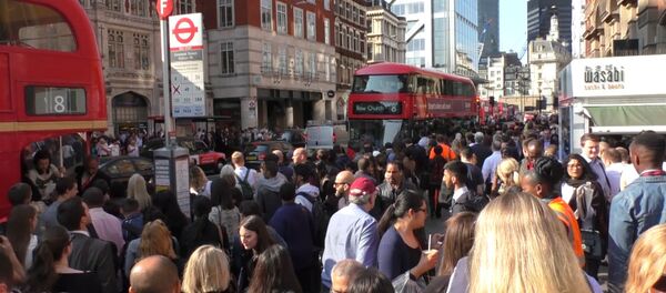 Жизнь без метро: давка в автобусах и очереди на остановках в Лондоне - Sputnik Грузия
