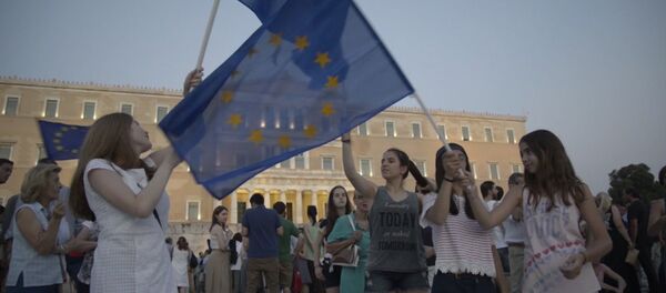 Греки размахивали флагами ЕС на митинге против предложенных Ципрасом реформ Греки размахивали флагами ЕС на митинге против предложенных Ципрасом реформ - Sputnik Грузия