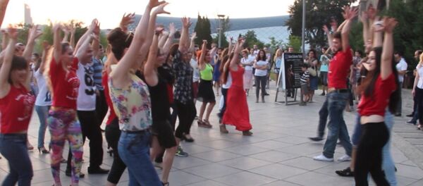 სანაპიროზე პარკში ათობით თბილისელმა იცეკვა სანაპიროზე პარკში ათობით თბილისელმა იცეკვა - Sputnik საქართველო