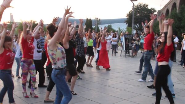Десятки тбилисцев танцевали в парке на набережной - Sputnik Грузия