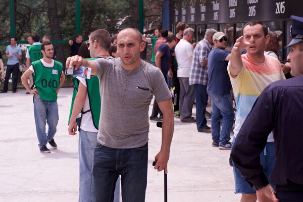 Тем не менее, болельщики остались недовольны. Те, кому билеты не достались, продолжают проводить акции протеста в Тбилиси у здания ФФГ, обвиняя Федерацию в присвоении билетов. - Sputnik Грузия
