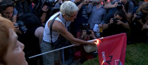 Греки сожгли флаг СИРИЗЫ на митинге против соглашения с еврокредиторами Греки сожгли флаг СИРИЗЫ на митинге против соглашения с еврокредиторами - Sputnik Грузия