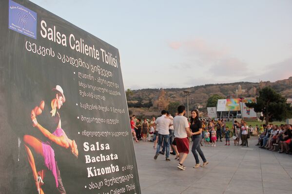 Десятки тбилисццев приняли участие в Вечере латинских танцев. - Sputnik Грузия