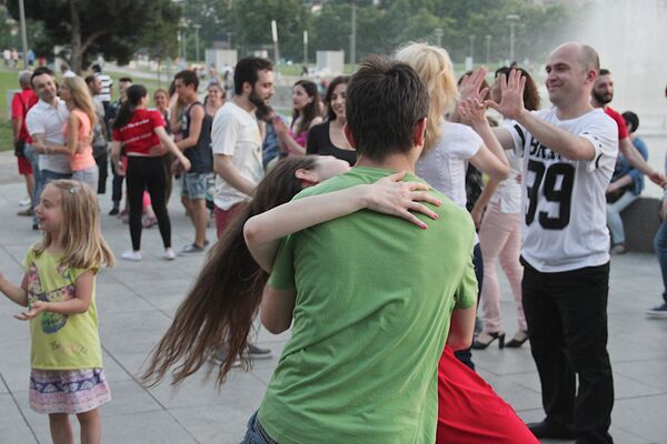 Улыбки, смех, красивая музыка - так проходил Вечер латинских танцев в Тбилиси. - Sputnik Грузия