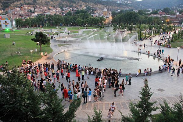 Вечер латинских танцев проходил у фонтанов в парке Рике, где за ним наблюдали десятки тбилисцев и гостей столицы, которые вышли прогуляться по тбилисской набережной. - Sputnik Грузия