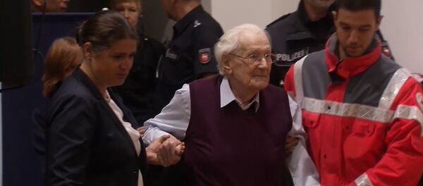 Бухгалтер Аушвица Гренинг с трудом вошел в суд перед приговором Бухгалтер Аушвица Гренинг с трудом вошел в суд перед приговором - Sputnik Грузия