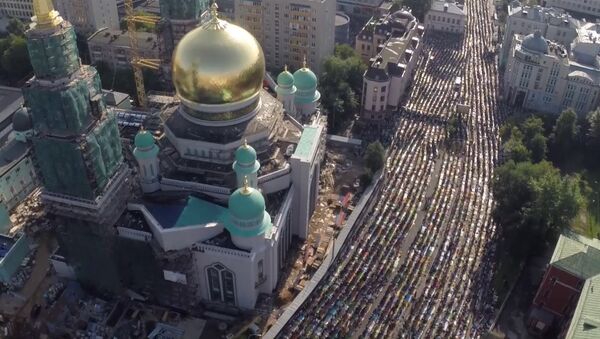 მუსლიმანებმა ურაზა-ბაირამის დღესასწაულზე მოსკოვის ქუჩები სრულიად დაიკავეს - Sputnik საქართველო