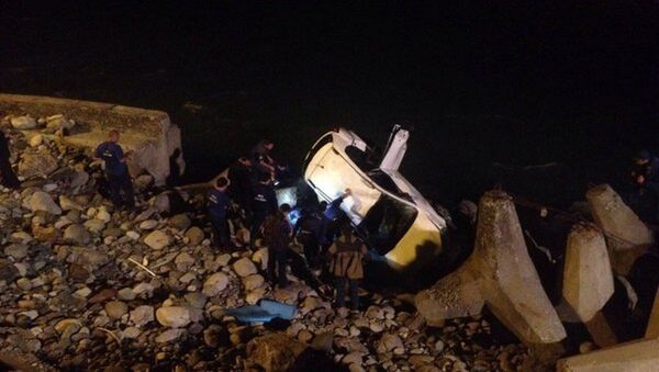 Машина с российскими туристами упала с обрыва в Бзыбском ущелье - Sputnik Грузия