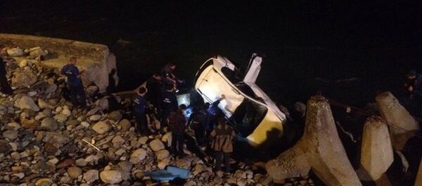 Машина с российскими туристами упала с обрыва в Бзыбском ущелье - Sputnik Грузия