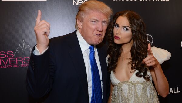 Американский миллиардер и телеведущий Дональд Трамп и обладательница титула Мисс Вселенная – 2012 Оливия Калпо - Sputnik Грузия