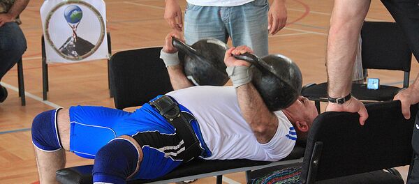 Житель Грузии поставил мировой рекорд с помощью чугунных гирь Житель Грузии поставил мировой рекорд с помощью чугунных гирь - Sputnik Грузия