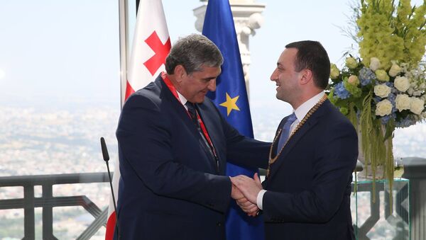 Президент Национального олимпийского комитета Лери Хабелов наградил премьер-министра страны Ираклия Гарибашвили олимпийским орденом - Sputnik Грузия