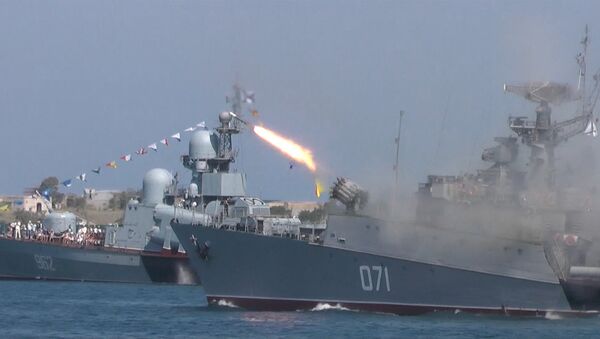 Залпы орудий, парад моряков и фейерверк – как отпраздновали День ВМФ в России - Sputnik Грузия
