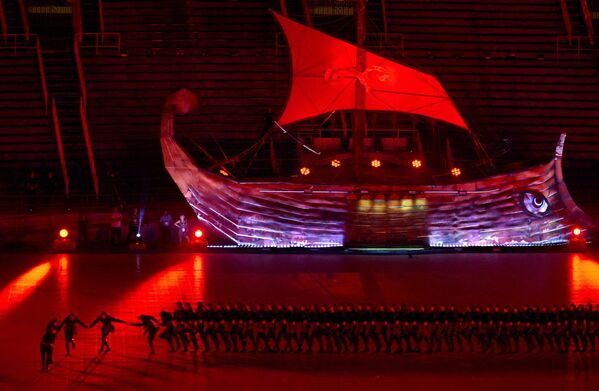 Группа исполнителей грузинских национальных танцев на фоне древнего корабля Арго, на котором аргонавты по легенде приплыли в древнюю Колхиду за золотым руном. - Sputnik Грузия