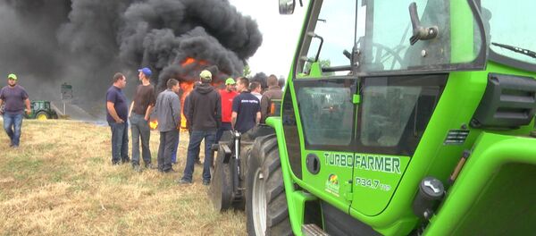 Французские фермеры жгли шины у перекрытой в знак протеста дороги в Германию - Sputnik Грузия