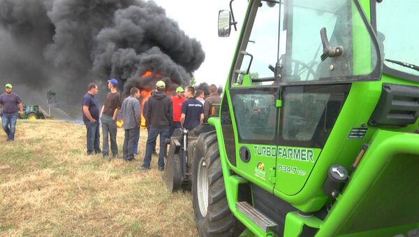 Французские фермеры жгли шины у перекрытой в знак протеста дороги в Германию - Sputnik Грузия