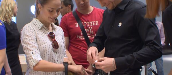 Москвичи тестировали и примеряли умные часы Apple в день старта продаж Москвичи тестировали и примеряли умные часы Apple в день старта продаж - Sputnik Грузия
