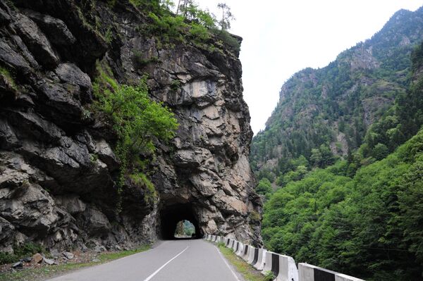 На протяжении всей трассы Зугдиди-Местия прорублены в скалах 10 тоннелей. - Sputnik Грузия