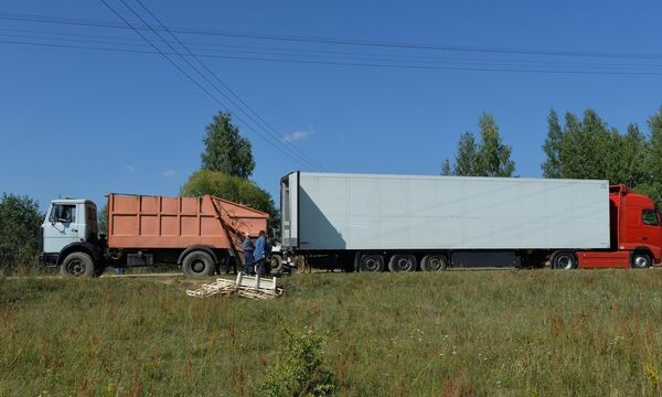 Персики и нектарины из грузовика отправились в мусоровоз. - Sputnik Грузия