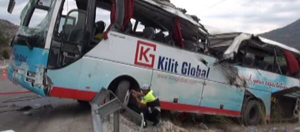 Автобус с туристами попал в крупное ДТП в Турции. Кадры с места аварии Автобус с туристами попал в крупное ДТП в Турции. Кадры с места аварии - Sputnik Грузия